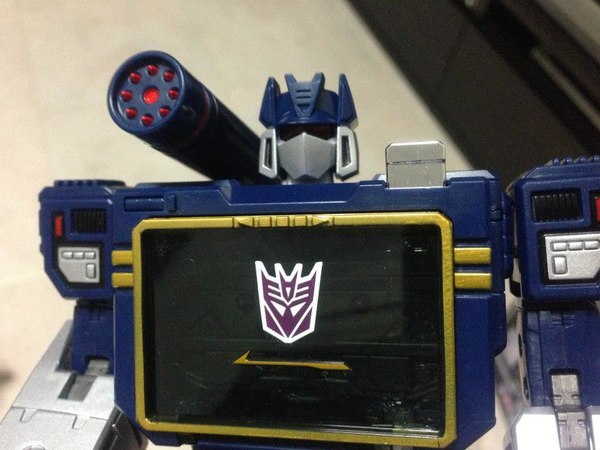 MP 13 Masterpiece Soundwave With Laserbeak Up Close And Personal Image Gallery  (24 of 54)